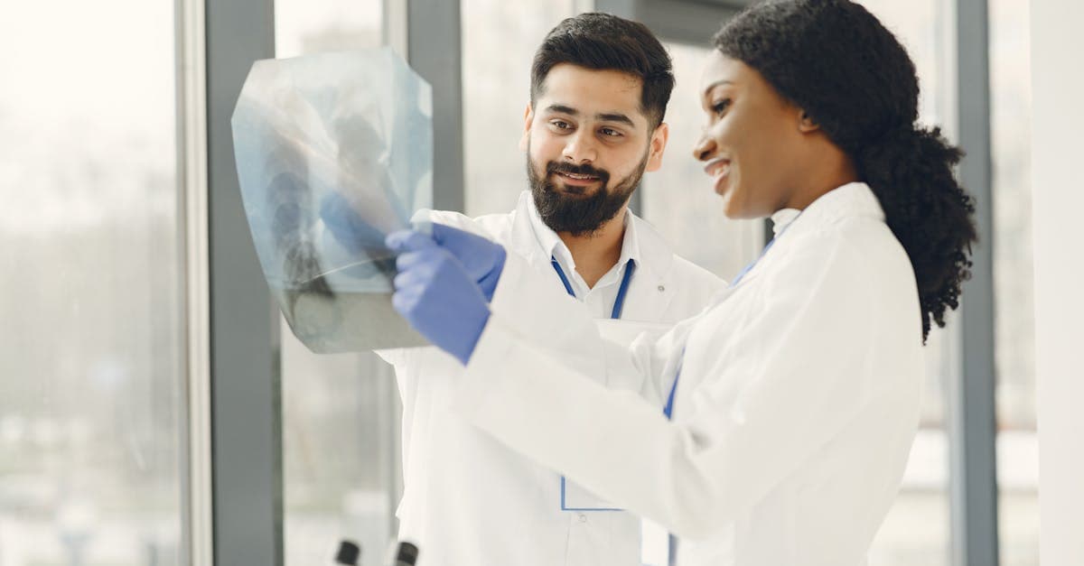 Qual tecido escolher para seu jaleco médico?
