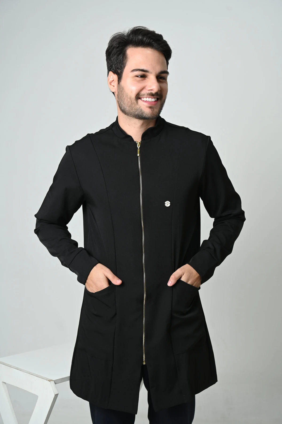 Modelo usando Jaleco Slim Tradicional Masculino preto Jaleca
