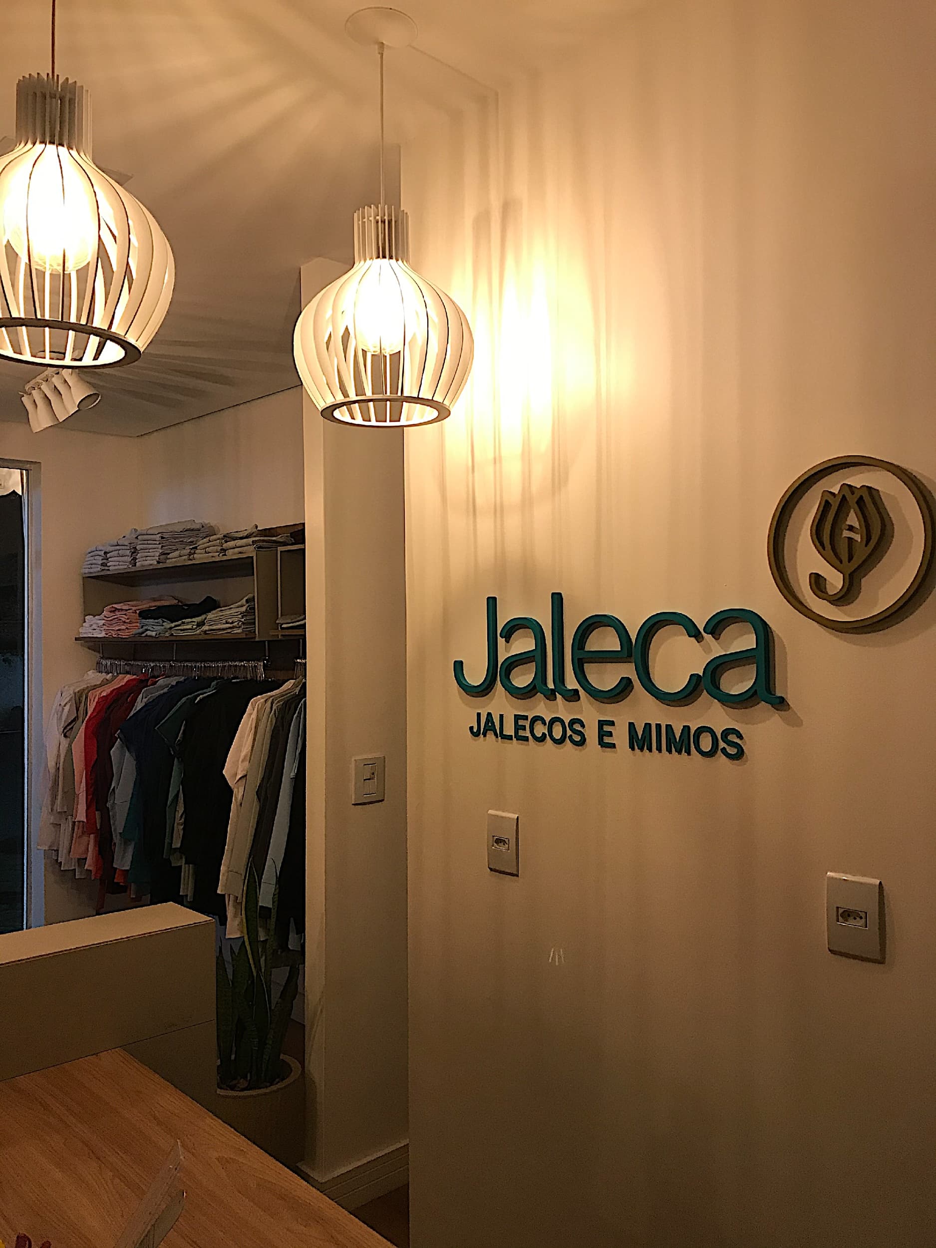 Interior da Loja Jaleca com logo na parede