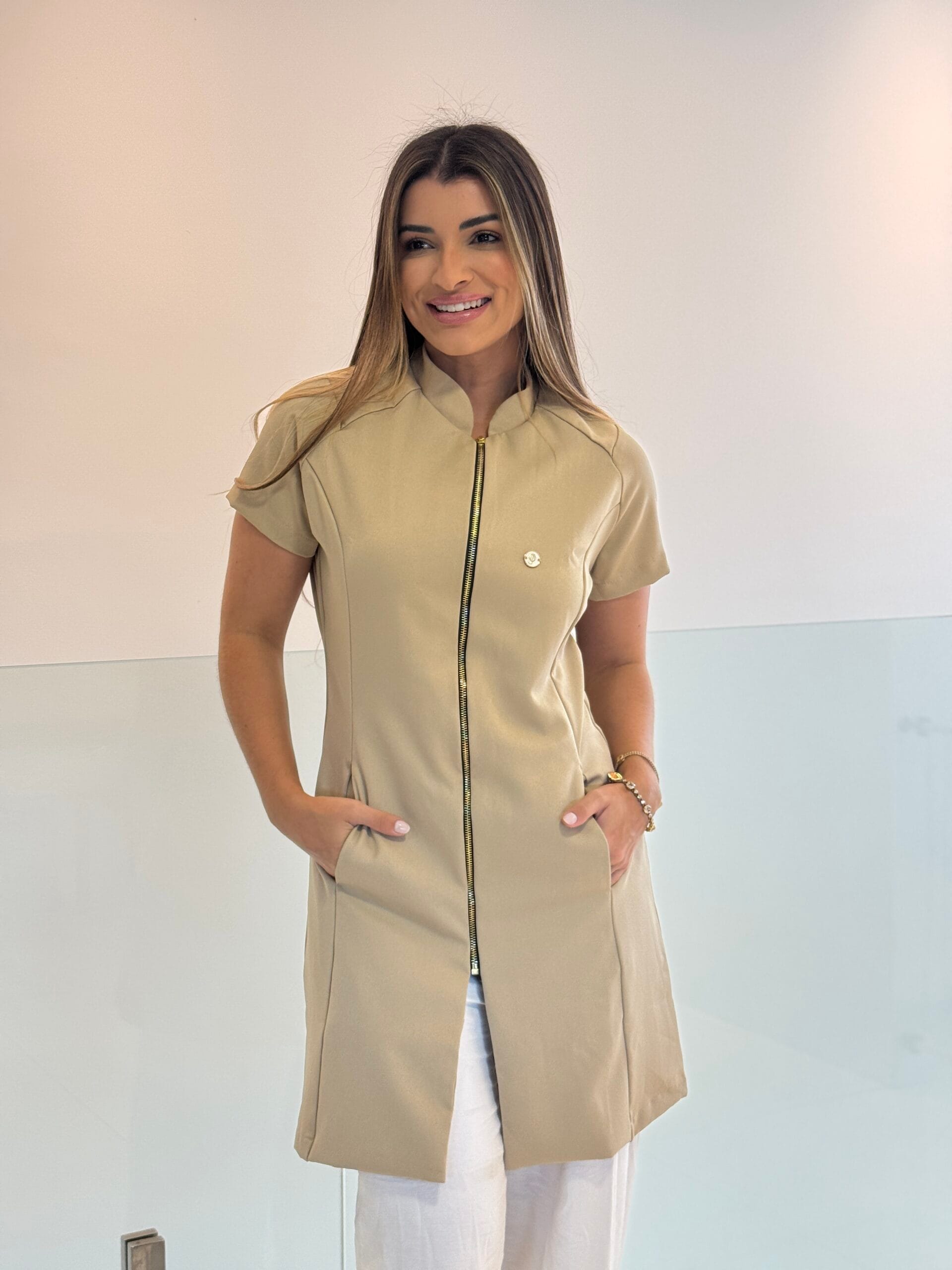 Jaleco Slim Tradicional Manga Curta Feminino - Jaleca Areia