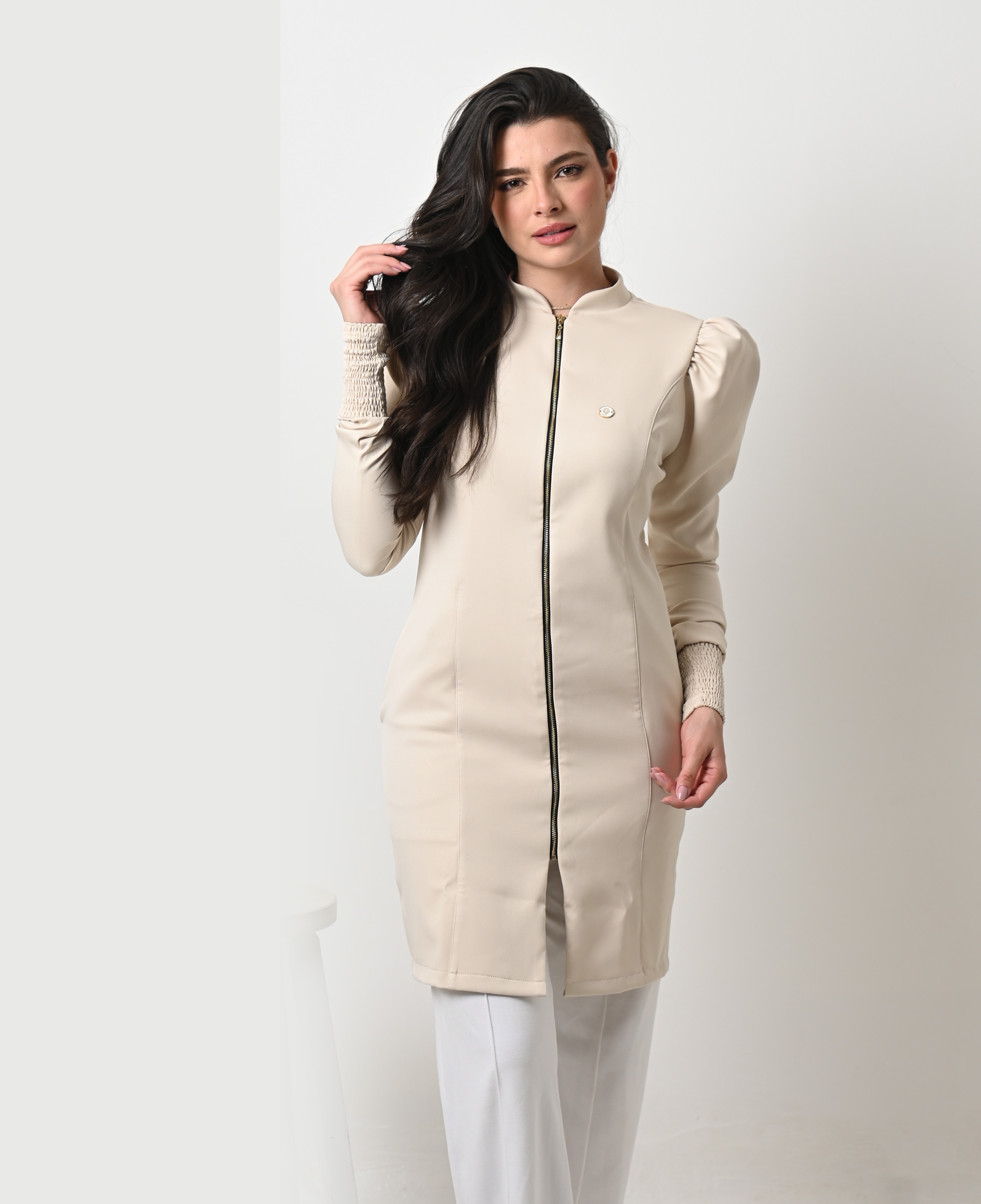 Profissional de saúde usando jaleco feminino premium Jaleca coleção 2026