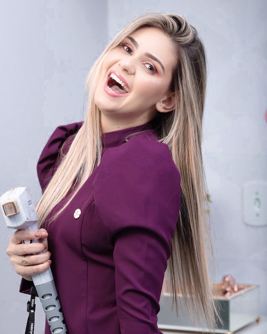 Profissional de estética usando jaleco Jaleca