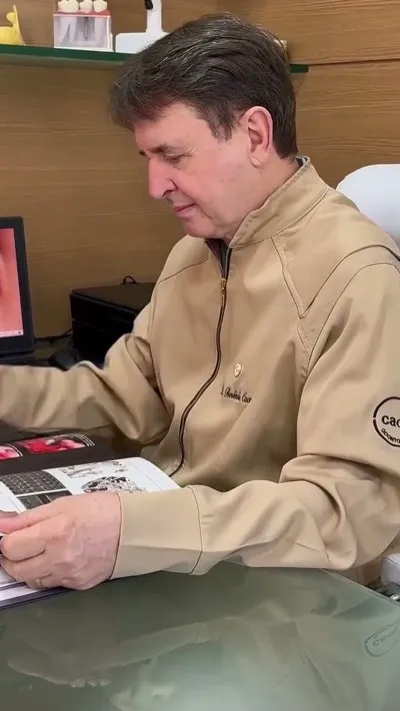 Dentista usando jaleco masculino Jaleca
